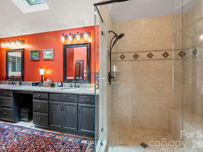 815 Crest Trail, Linville, NC 28646.  MLS# CAR4406068, YatesRealty ID 39068. Primary Bath