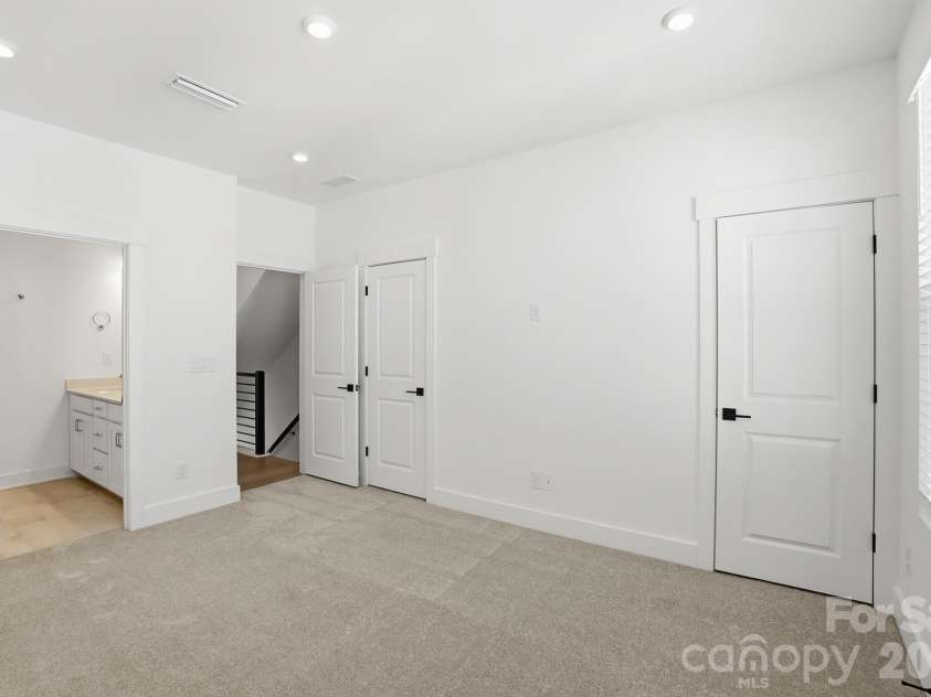 1124 Kokomo Lane, Charlotte, NC 28206.  MLS# CAR4385352, YatesRealty ID 39071. Owner's Suite