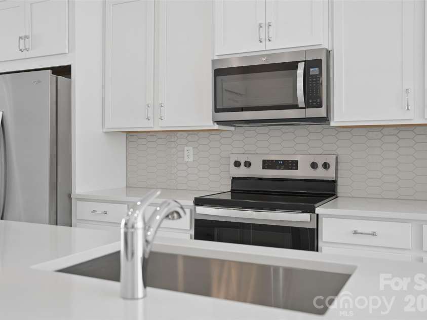 1124 Kokomo Lane, Charlotte, NC 28206.  MLS# CAR4385352, YatesRealty ID 39071. Professionally Selected Design