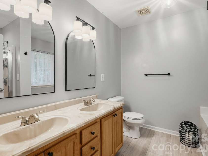 9153 Glenashley Drive, Cornelius, NC 28031.  MLS# CAR4397444, YatesRealty ID 39077. Primary bath