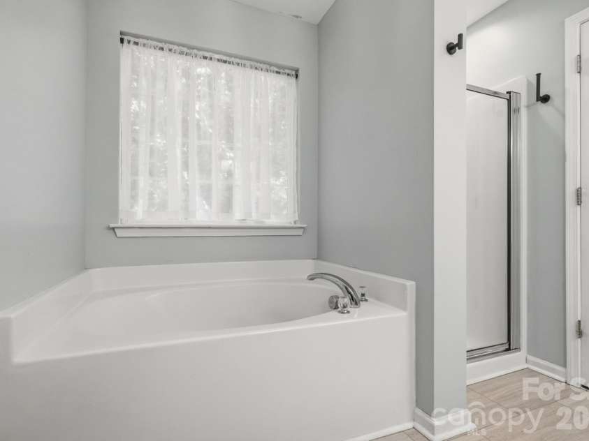 9153 Glenashley Drive, Cornelius, NC 28031.  MLS# CAR4397444, YatesRealty ID 39077. Primary bath