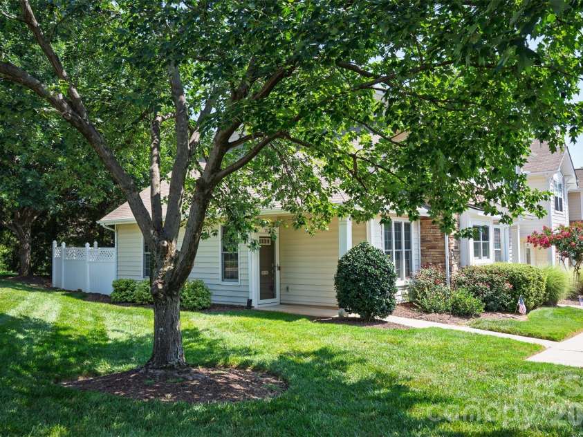 207 Dawn Mist Lane, Fort Mill, SC 29708.  MLS# CAR4402183, YatesRealty ID 39079. 