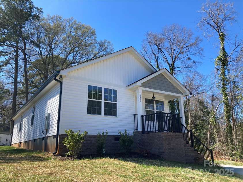 1537 POSTON Circle, Gastonia, NC 28054.  MLS# CAR4237260, YatesRealty ID 3908. 