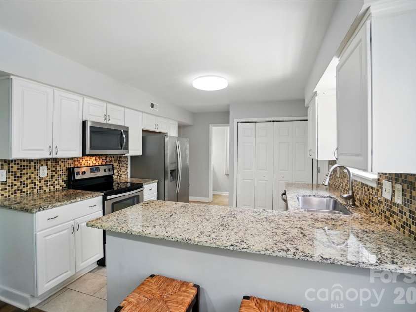 8014 Sherington Way, Charlotte, NC 28227.  MLS# CAR4343661, YatesRealty ID 3908. 