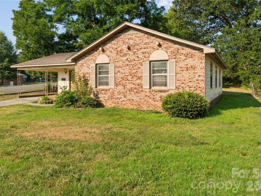 901 Kennedy Street, Monroe, NC 28110.  MLS# CAR4404296, YatesRealty ID 39084. 