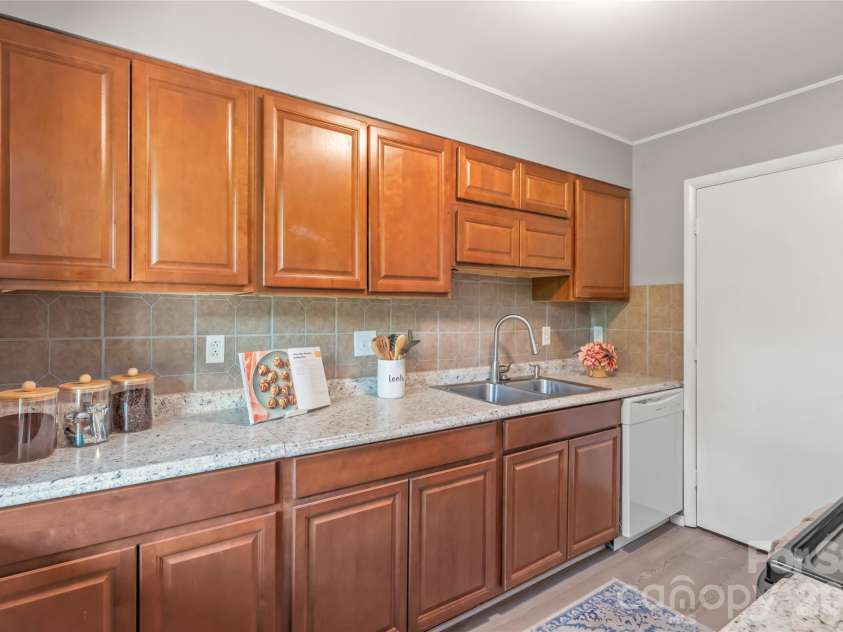 9156 Black Heath Circle, Charlotte, NC 28214.  MLS# CAR4404885, YatesRealty ID 39090. 