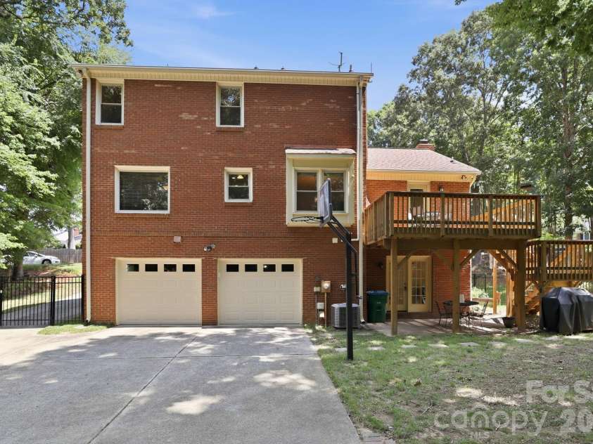 340 Walnut Point Drive, Matthews, NC 28105.  MLS# CAR4392617, YatesRealty ID 39091. BiLevel Deck340 Walnut Point DrMatthews, NC 28105Sardis Plantation