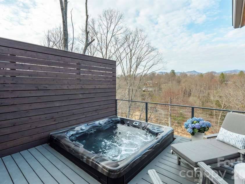158 Riverbend Forest Drive, Asheville, NC 28805.  MLS# CAR4399646, YatesRealty ID 39092. 