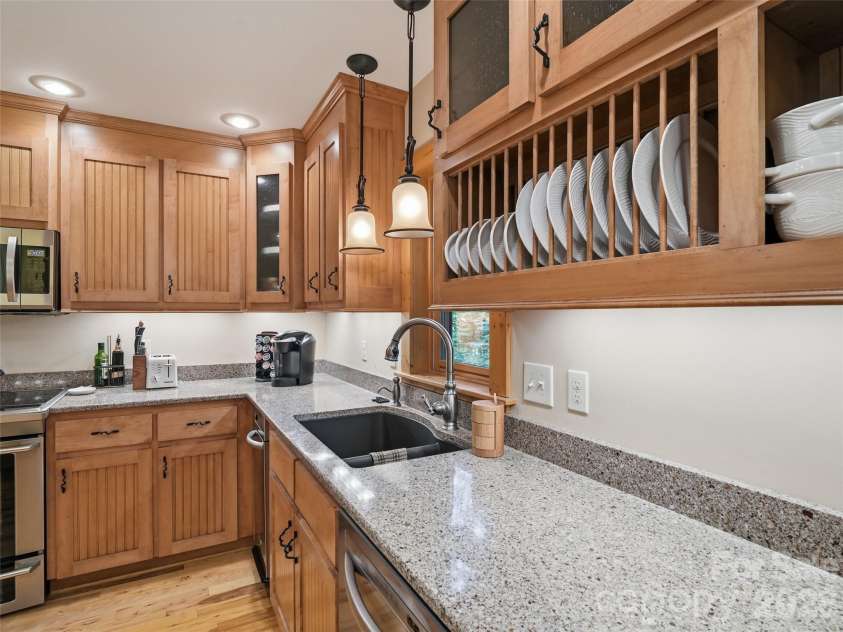 6 Laurel Branch Drive, Black Mountain, NC 28711.  MLS# CAR4403314, YatesRealty ID 39097. 