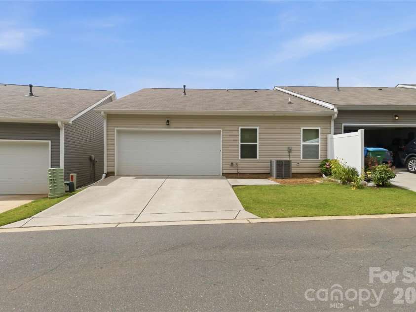 8420 Union Central Court, Waxhaw, NC 28173.  MLS# CAR4394109, YatesRealty ID 39099. 