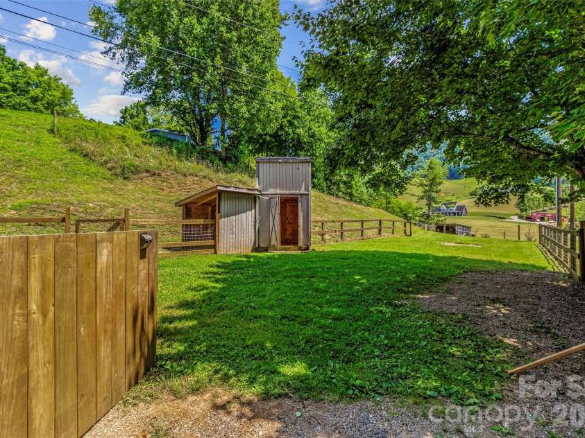 797 Pleasant Valley Road, Burnsville, NC 28714.  MLS# CAR4406248, YatesRealty ID 39102. 