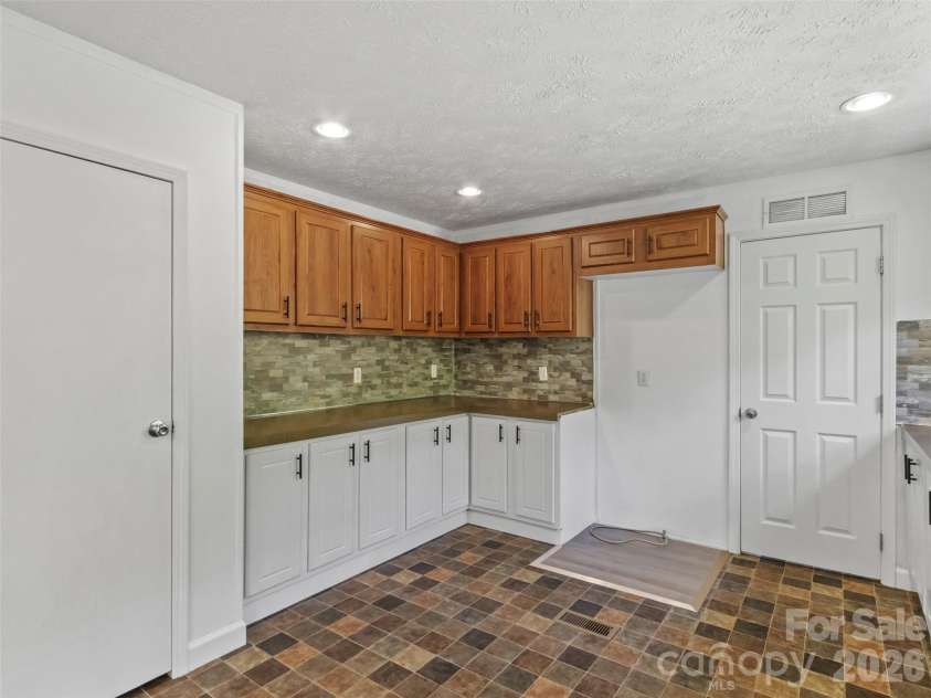 797 Pleasant Valley Road, Burnsville, NC 28714.  MLS# CAR4406248, YatesRealty ID 39102. 