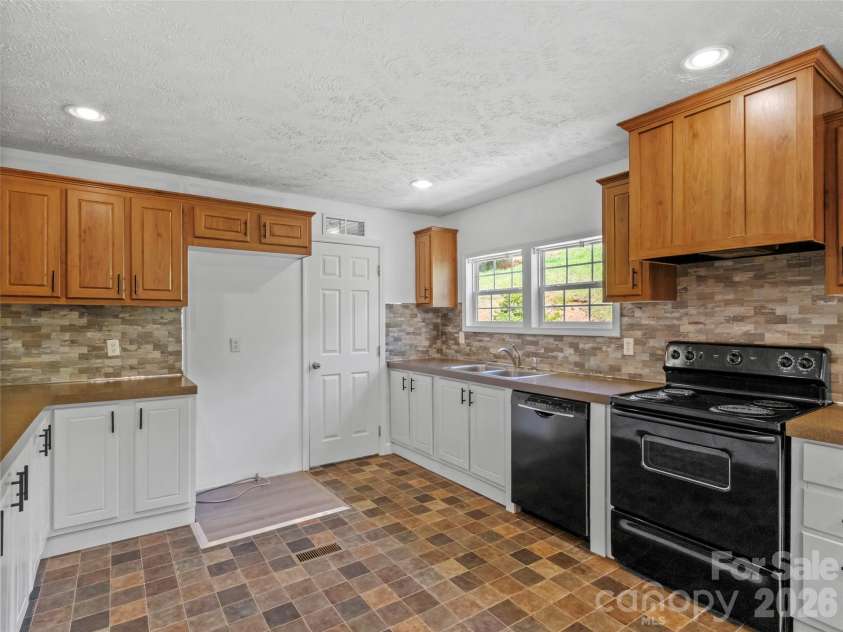 797 Pleasant Valley Road, Burnsville, NC 28714.  MLS# CAR4406248, YatesRealty ID 39102. 