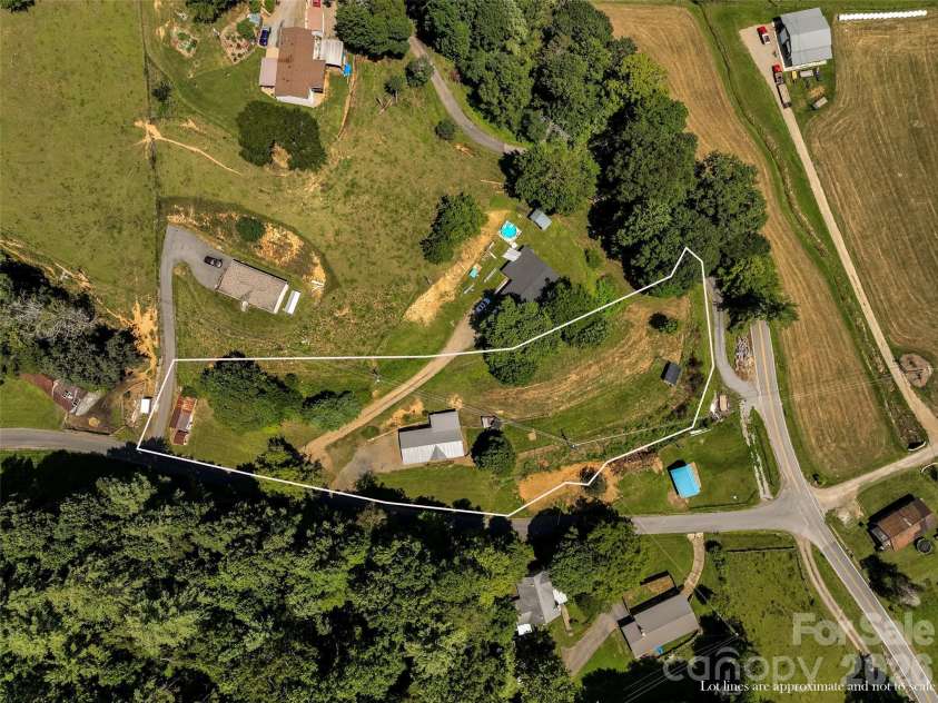 797 Pleasant Valley Road, Burnsville, NC 28714.  MLS# CAR4406248, YatesRealty ID 39102. Approximate Lot Lines