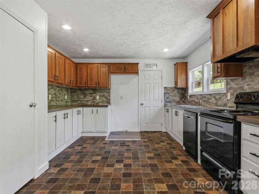 797 Pleasant Valley Road, Burnsville, NC 28714.  MLS# CAR4406248, YatesRealty ID 39102. Nice size pantry
