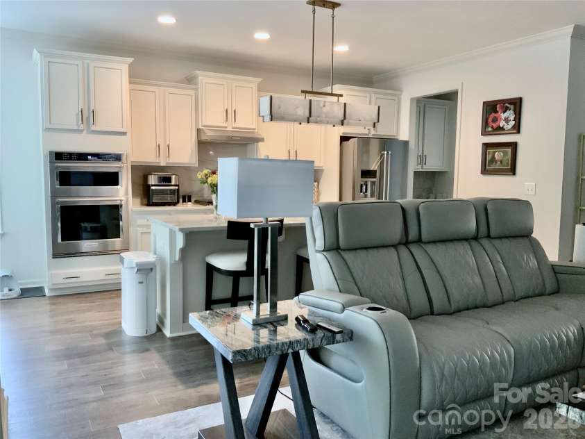 5064 Stonehill Lane, Matthews, NC 28104.  MLS# CAR4405518, YatesRealty ID 39104. FAMILY ROOM FLOWS INTO KITCHEN