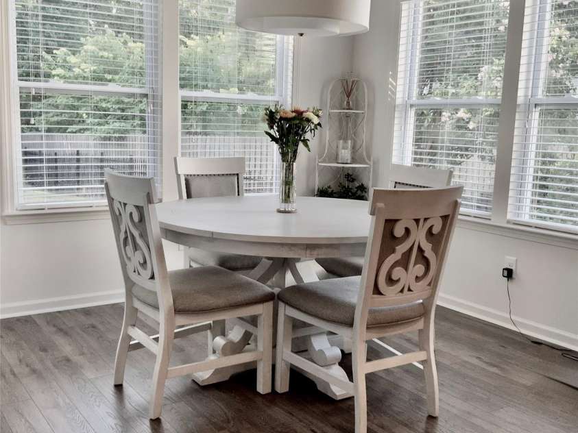 5064 Stonehill Lane, Matthews, NC 28104.  MLS# CAR4405518, YatesRealty ID 39104. LIGHT AND AIRY BREAKFAST NOOK
