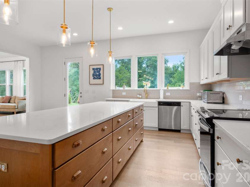 1042 Scotch Meadows Loop, Monroe, NC 28110.  MLS# CAR4404224, YatesRealty ID 39106. Luxury Kitchen