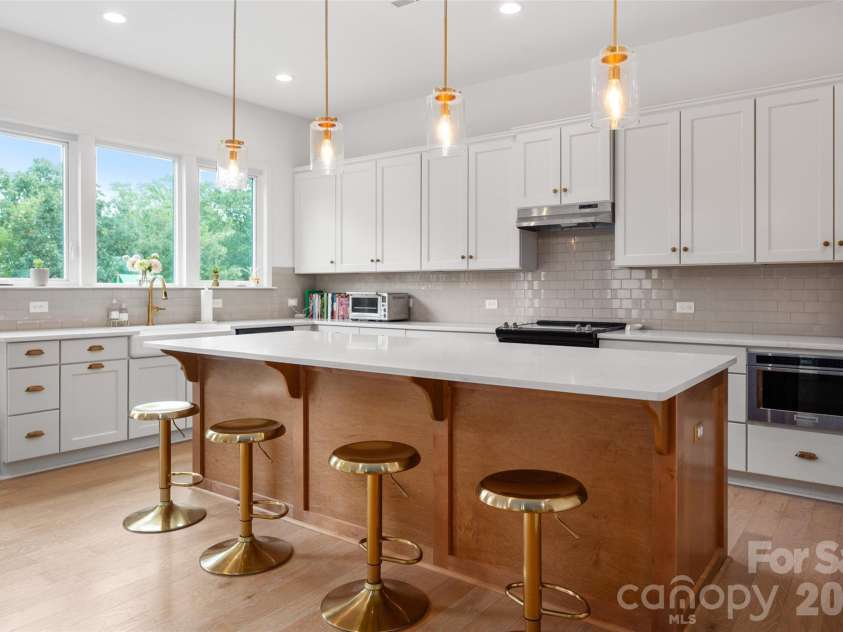 1042 Scotch Meadows Loop, Monroe, NC 28110.  MLS# CAR4404224, YatesRealty ID 39106. Luxury Kitchen/island