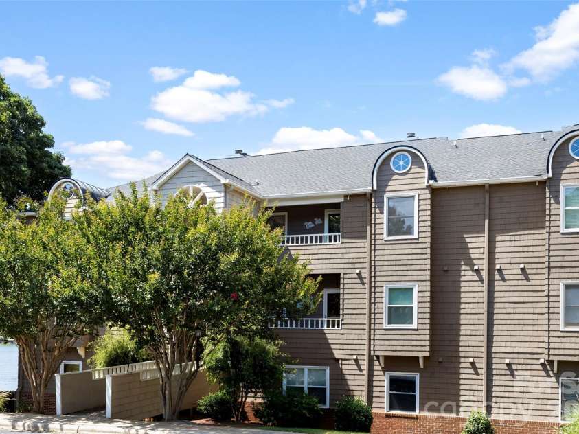 9808 Emerald Point Drive, Charlotte, NC 28278.  MLS# CAR4393895, YatesRealty ID 39108. Bldg Entry Easy Walk Up 2 flights