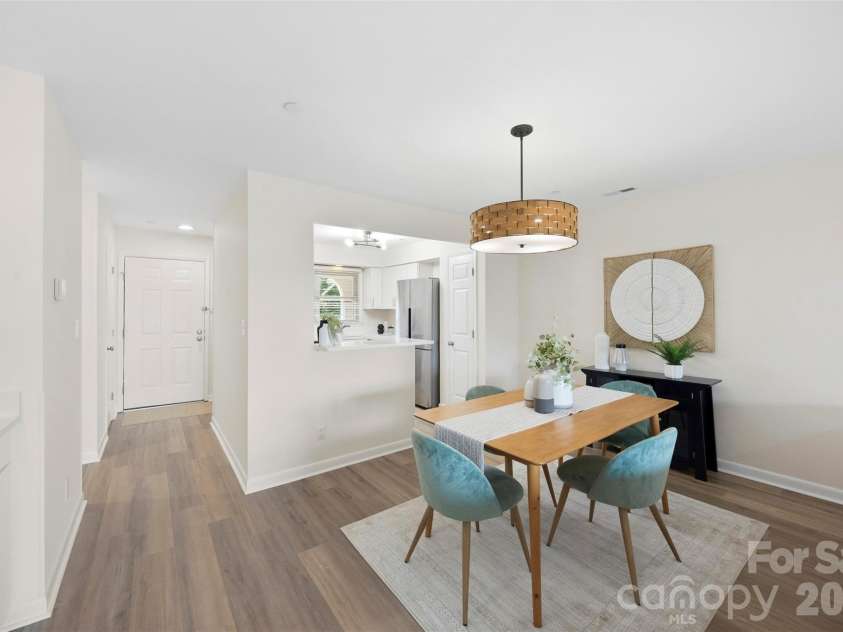 9808 Emerald Point Drive, Charlotte, NC 28278.  MLS# CAR4393895, YatesRealty ID 39108. Dining