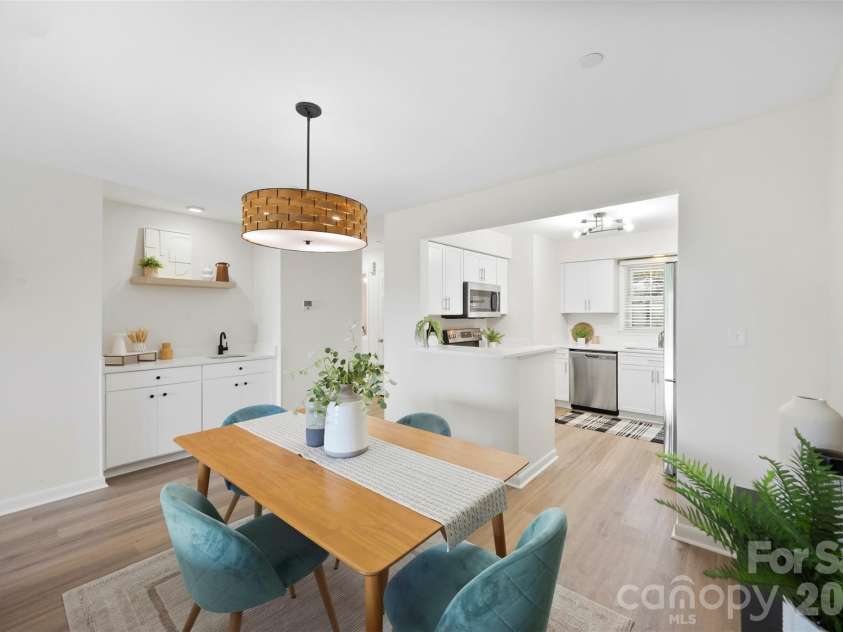 9808 Emerald Point Drive, Charlotte, NC 28278.  MLS# CAR4393895, YatesRealty ID 39108. Dining