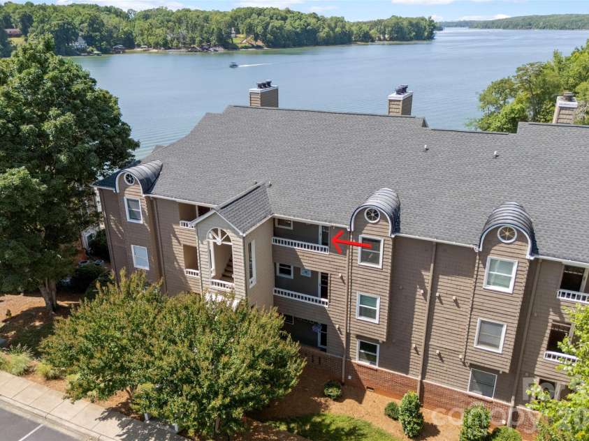 9808 Emerald Point Drive, Charlotte, NC 28278.  MLS# CAR4393895, YatesRealty ID 39108. Entry Way