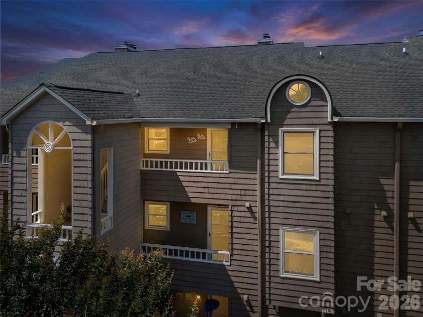 9808 Emerald Point Drive, Charlotte, NC 28278.  MLS# CAR4393895, YatesRealty ID 39108. Front Entry easy walk walk up top Floor