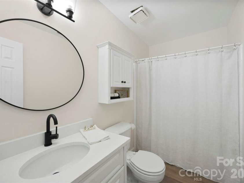 9808 Emerald Point Drive, Charlotte, NC 28278.  MLS# CAR4393895, YatesRealty ID 39108. Guest Bath