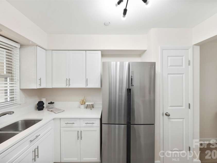 9808 Emerald Point Drive, Charlotte, NC 28278.  MLS# CAR4393895, YatesRealty ID 39108. Kitchen