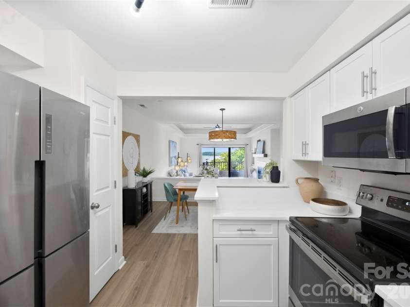 9808 Emerald Point Drive, Charlotte, NC 28278.  MLS# CAR4393895, YatesRealty ID 39108. Kitchen