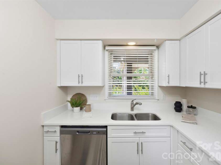 9808 Emerald Point Drive, Charlotte, NC 28278.  MLS# CAR4393895, YatesRealty ID 39108. Kitchen