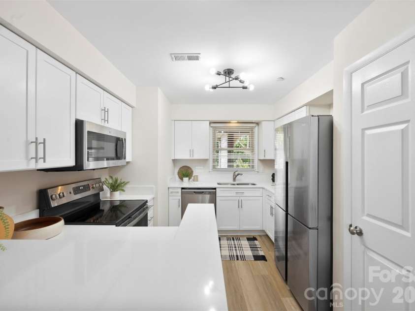 9808 Emerald Point Drive, Charlotte, NC 28278.  MLS# CAR4393895, YatesRealty ID 39108. Kitchen