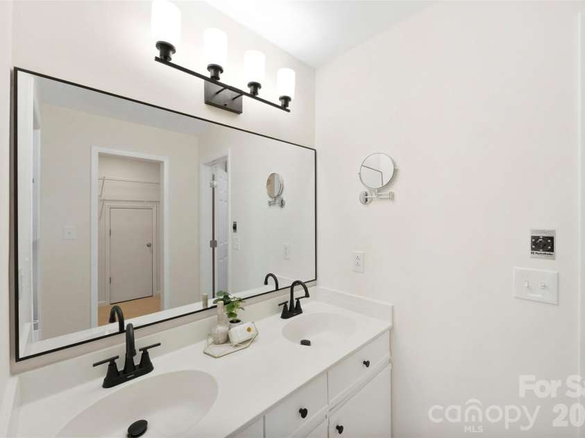 9808 Emerald Point Drive, Charlotte, NC 28278.  MLS# CAR4393895, YatesRealty ID 39108. Primary bath