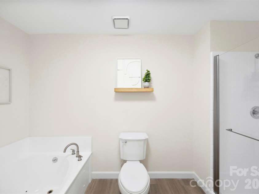9808 Emerald Point Drive, Charlotte, NC 28278.  MLS# CAR4393895, YatesRealty ID 39108. Primary Bath With Jacuzzi