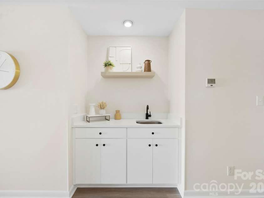 9808 Emerald Point Drive, Charlotte, NC 28278.  MLS# CAR4393895, YatesRealty ID 39108. Wet Bar