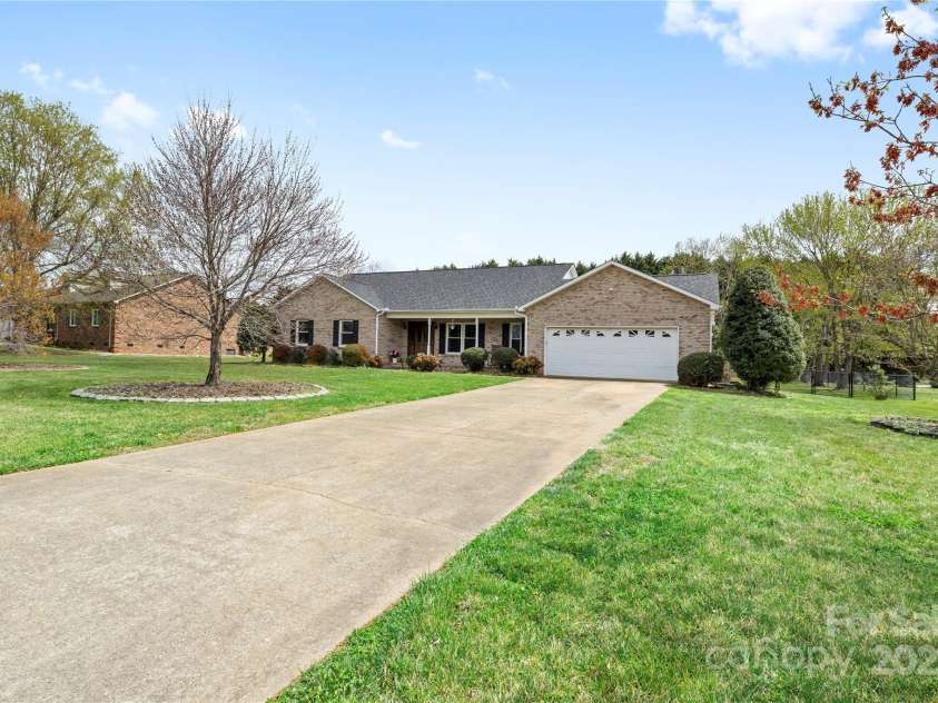 139 Meadow Oaks Drive, Statesville, NC 28625.  MLS# CAR4241958, YatesRealty ID 3911. 