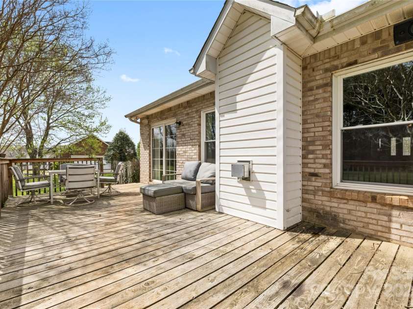139 Meadow Oaks Drive, Statesville, NC 28625.  MLS# CAR4241958, YatesRealty ID 3911. 