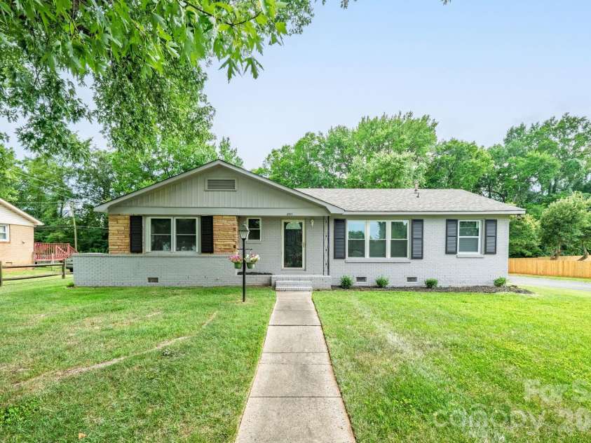 2917 Dalecrest Drive, Charlotte, NC 28269.  MLS# CAR4405641, YatesRealty ID 39110. 
