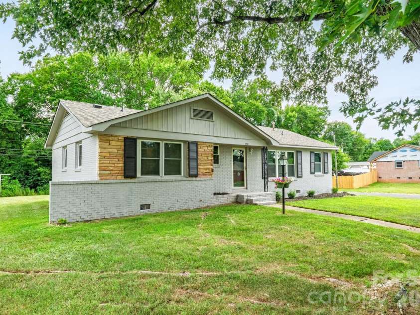 2917 Dalecrest Drive, Charlotte, NC 28269.  MLS# CAR4405641, YatesRealty ID 39110. 
