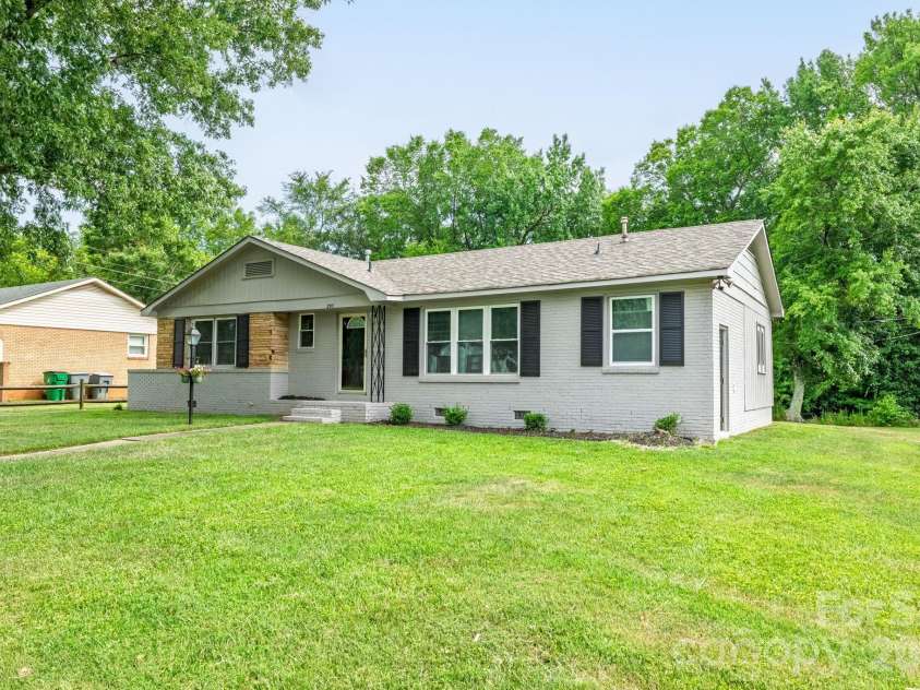 2917 Dalecrest Drive, Charlotte, NC 28269.  MLS# CAR4405641, YatesRealty ID 39110. 