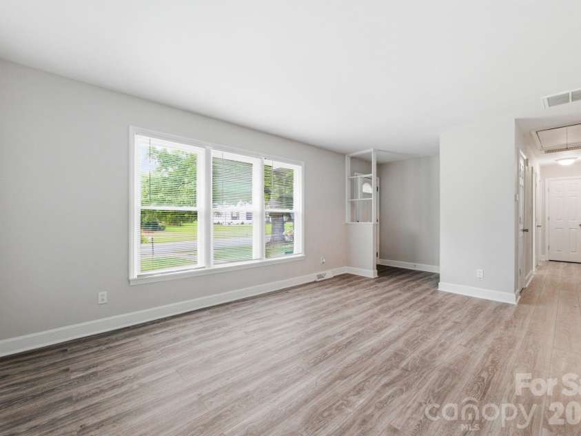 2917 Dalecrest Drive, Charlotte, NC 28269.  MLS# CAR4405641, YatesRealty ID 39110. 