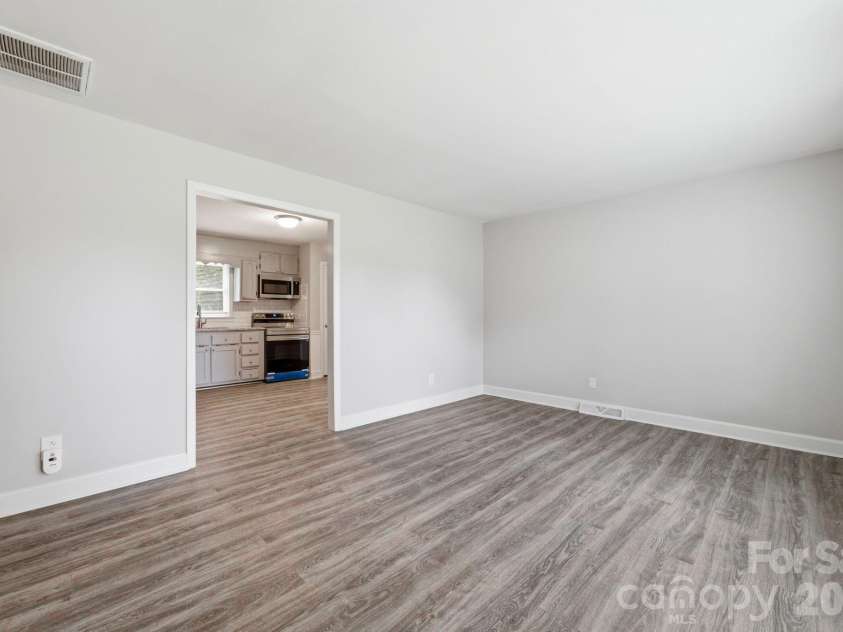 2917 Dalecrest Drive, Charlotte, NC 28269.  MLS# CAR4405641, YatesRealty ID 39110. 