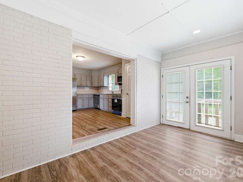 2917 Dalecrest Drive, Charlotte, NC 28269.  MLS# CAR4405641, YatesRealty ID 39110. 