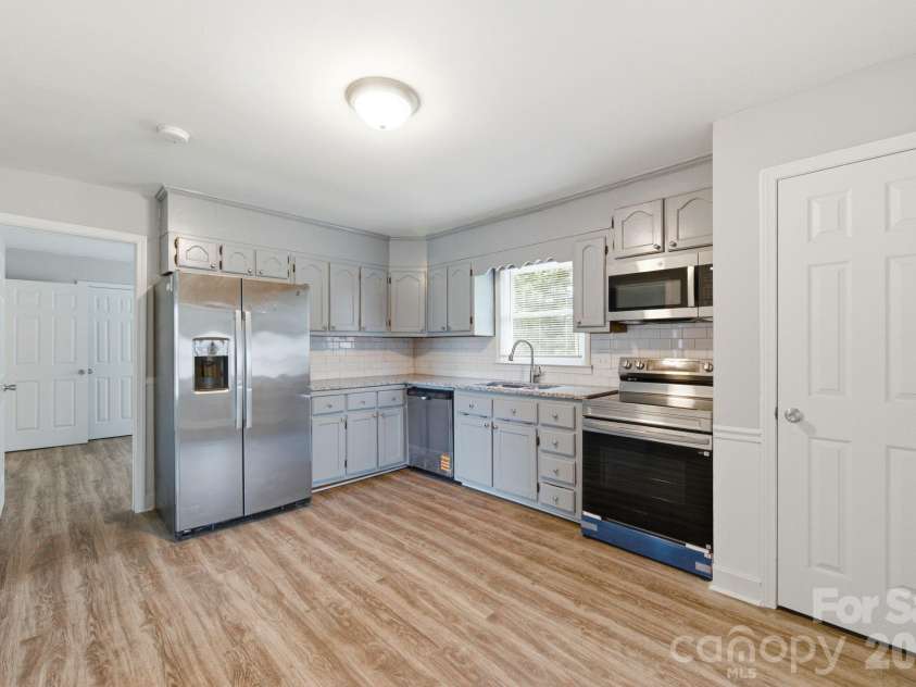 2917 Dalecrest Drive, Charlotte, NC 28269.  MLS# CAR4405641, YatesRealty ID 39110. 