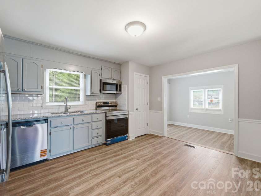 2917 Dalecrest Drive, Charlotte, NC 28269.  MLS# CAR4405641, YatesRealty ID 39110. 