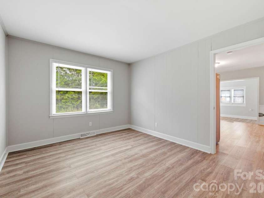 2917 Dalecrest Drive, Charlotte, NC 28269.  MLS# CAR4405641, YatesRealty ID 39110. 