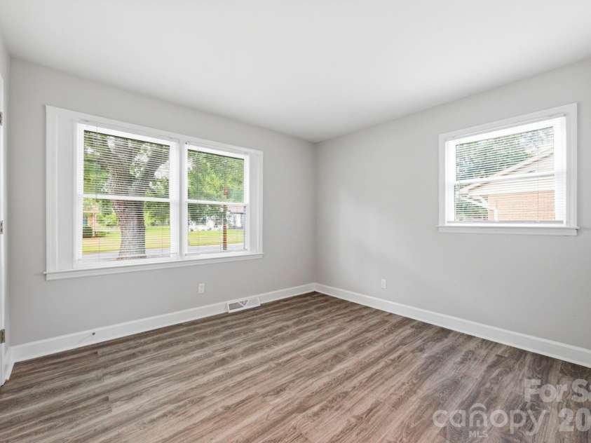 2917 Dalecrest Drive, Charlotte, NC 28269.  MLS# CAR4405641, YatesRealty ID 39110. 