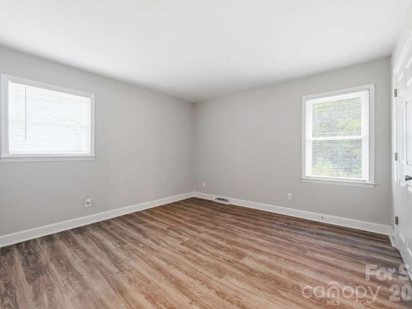 2917 Dalecrest Drive, Charlotte, NC 28269.  MLS# CAR4405641, YatesRealty ID 39110. 