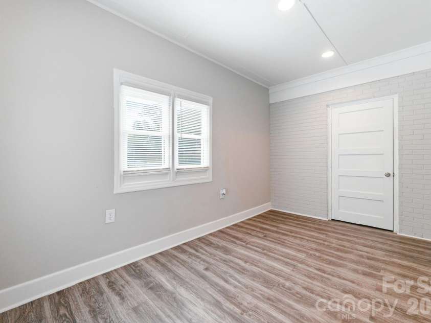 2917 Dalecrest Drive, Charlotte, NC 28269.  MLS# CAR4405641, YatesRealty ID 39110. 